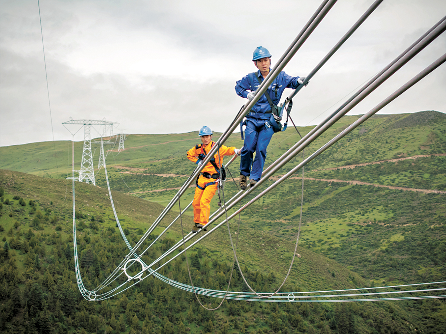 ●作業人員在金沙江上游—湖北±800千伏特高壓直流輸電工程四川甘孜段走線驗收。 香港文匯報北京傳真