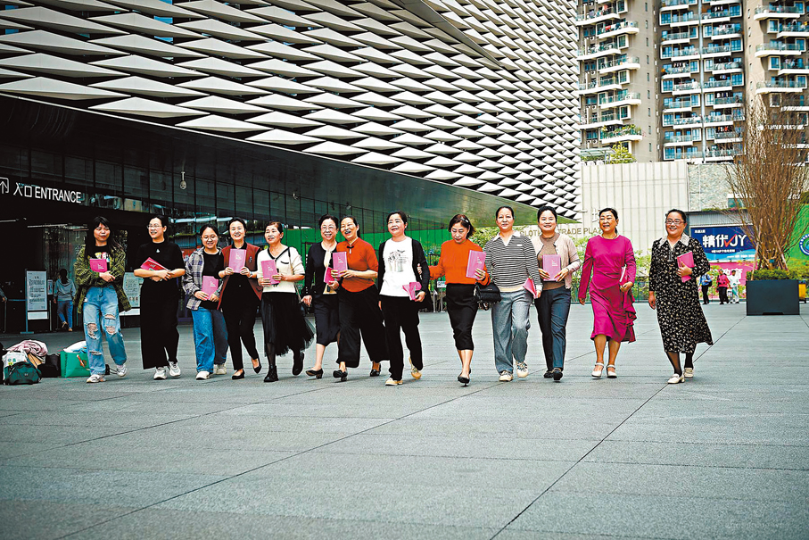 ●藝術團成員在詩集《我的餘生》發布儀式後走出深圳圖書館北館。 香港文匯報深圳傳真