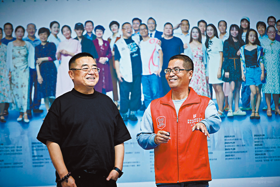 ●楊龍剛（左）和藝術團隊長林曉輝。 香港文匯報深圳傳真