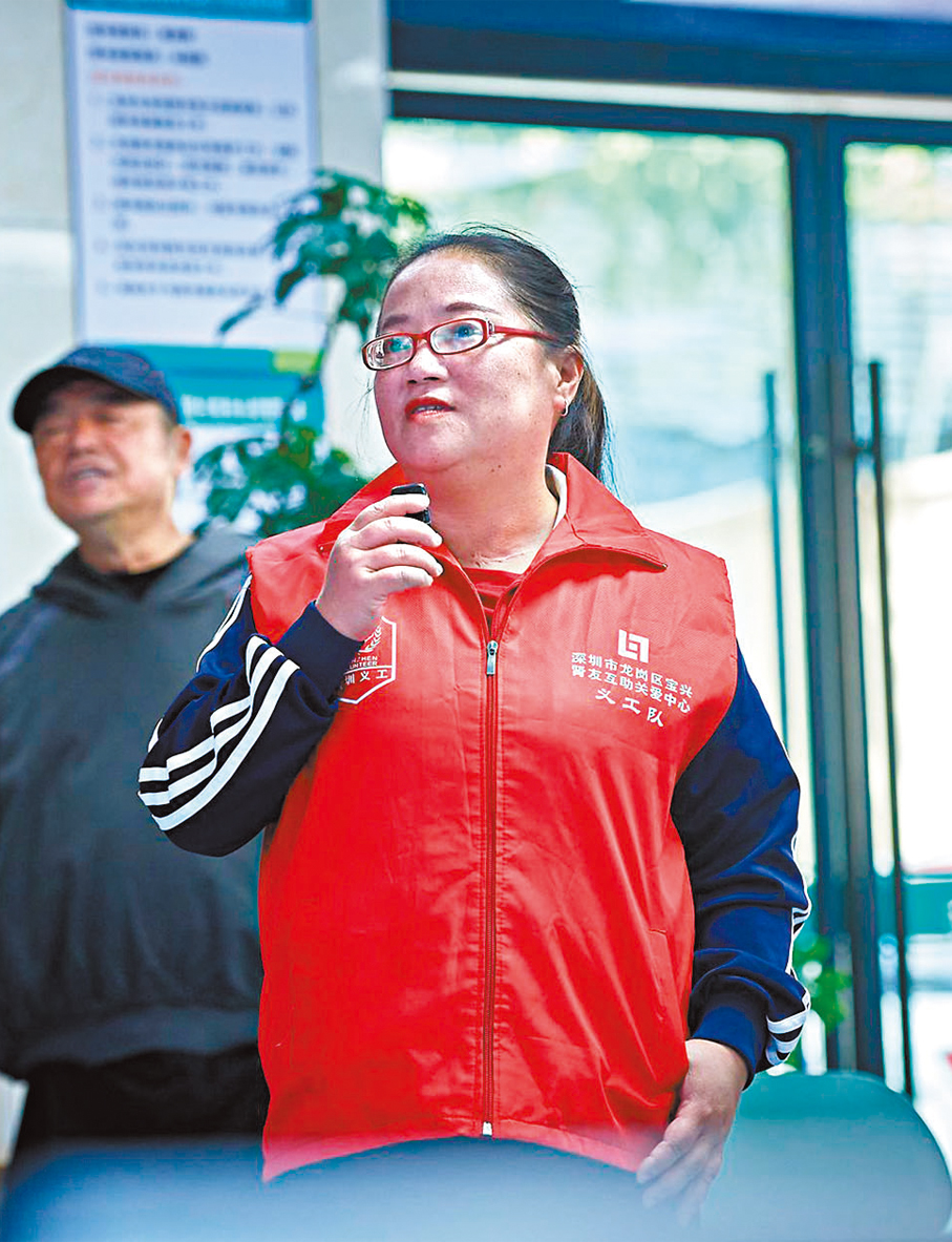 ●石丹彤與藝術團成員分享做義工的感受。香港文匯報深圳傳真