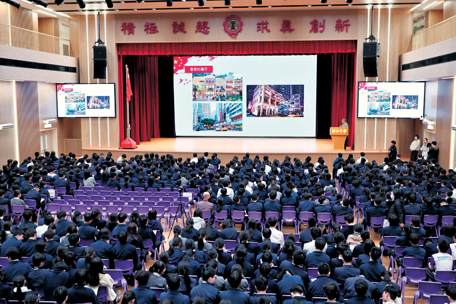 ●香港文匯報新聞調查部代表擔任講者，以去年刊出的多集「抗戰勝利80周年慰安婦系列」為題，向學生講述調查新聞的實踐經驗，並將調查過程中的關鍵細節與背後故事娓娓道來。香港文匯報記者黃艾力  攝