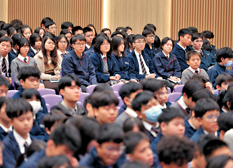 ●學生專注聆聽講座。 香港文匯報記者黃艾力  攝