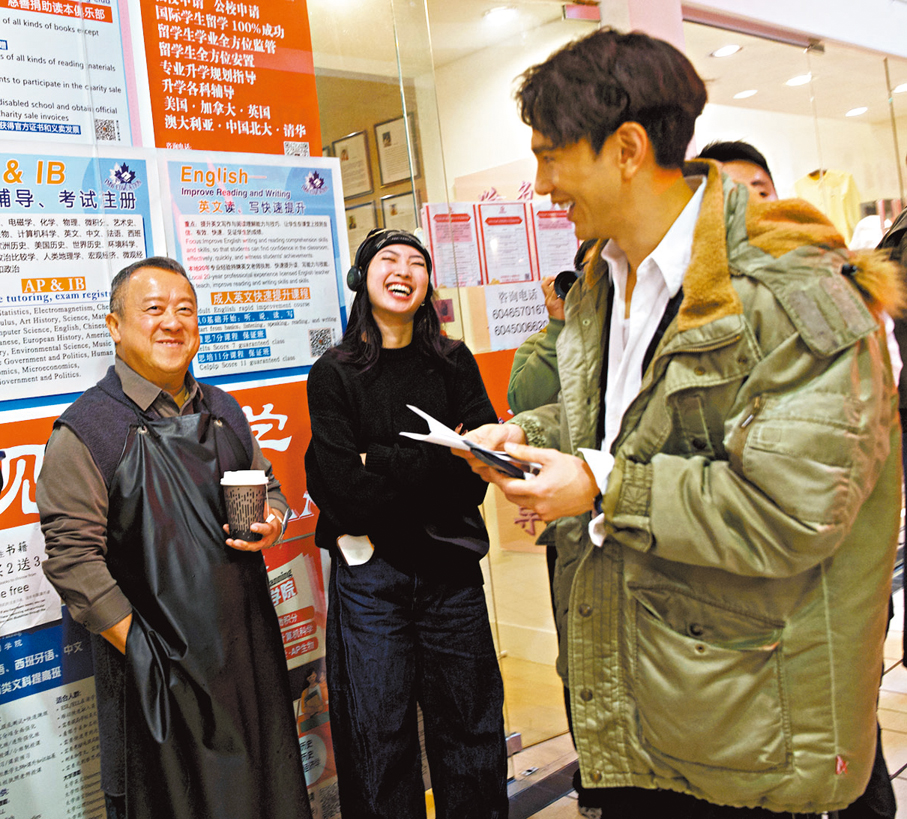 ●曾志偉等人在溫哥華的商場取景。  受訪者供圖