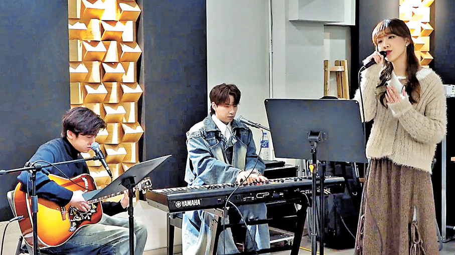 ●右起：甄敏芳、胡子貝和陸卓謙相約夾band。