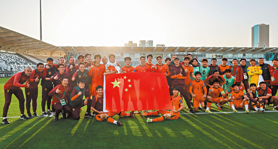 ●國足U23成員在賽後合影。 新華社