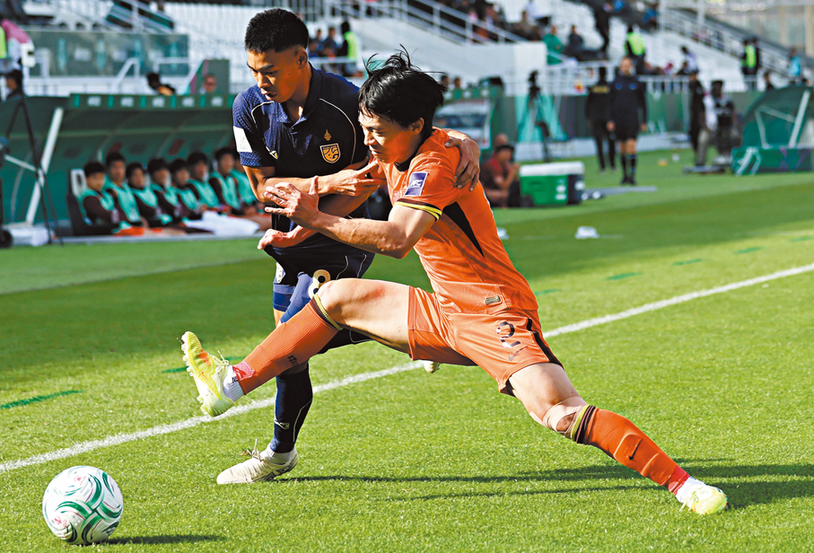 ●國足U23（橙衫）藉着硬朗防守，力保不失逼和泰國。 新華社