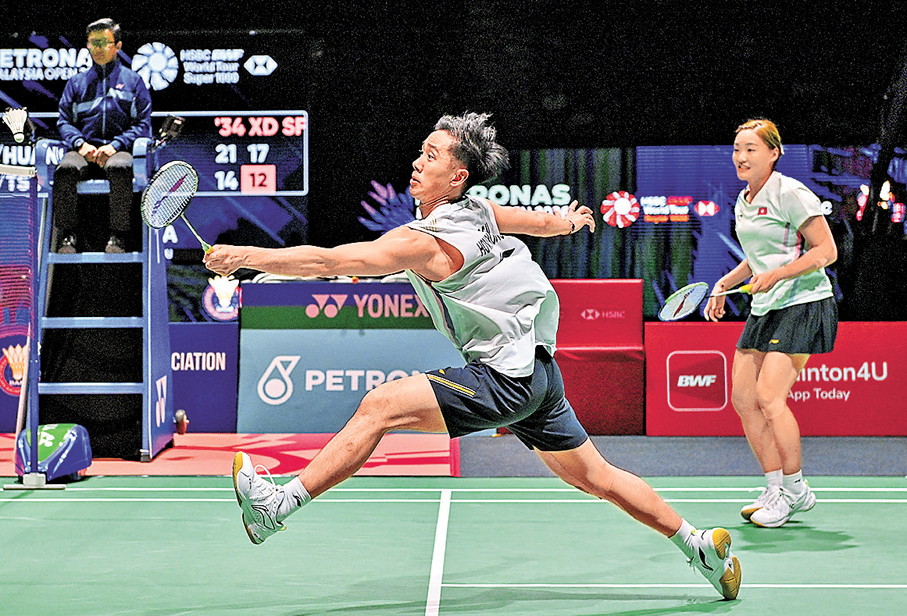 ●「鄧謝配」直落兩局不敵日本組合，止步次圈。 資料圖片