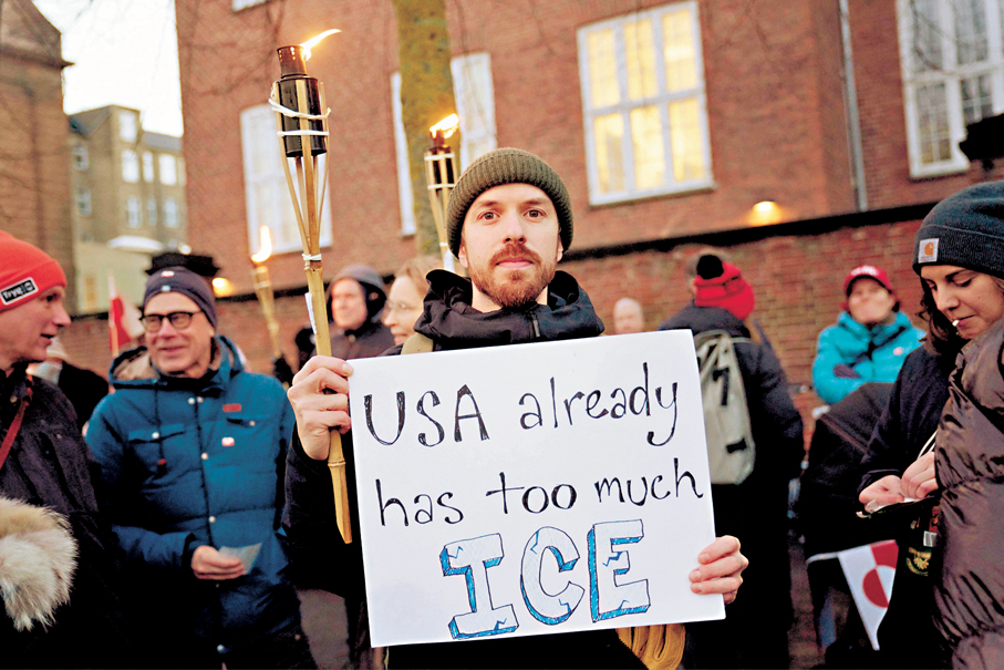 ●丹麥民眾在哥本哈根發起反美集會，有人展示標語「美國已經有太多ICE（美國移民和海關執法局）」作出嘲諷。 法新社