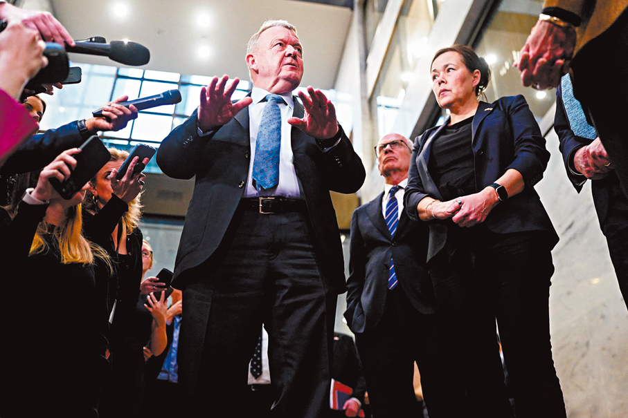 ●拉斯穆森（左）與莫茨費爾特（右）在會議後向記者講話。 路透社