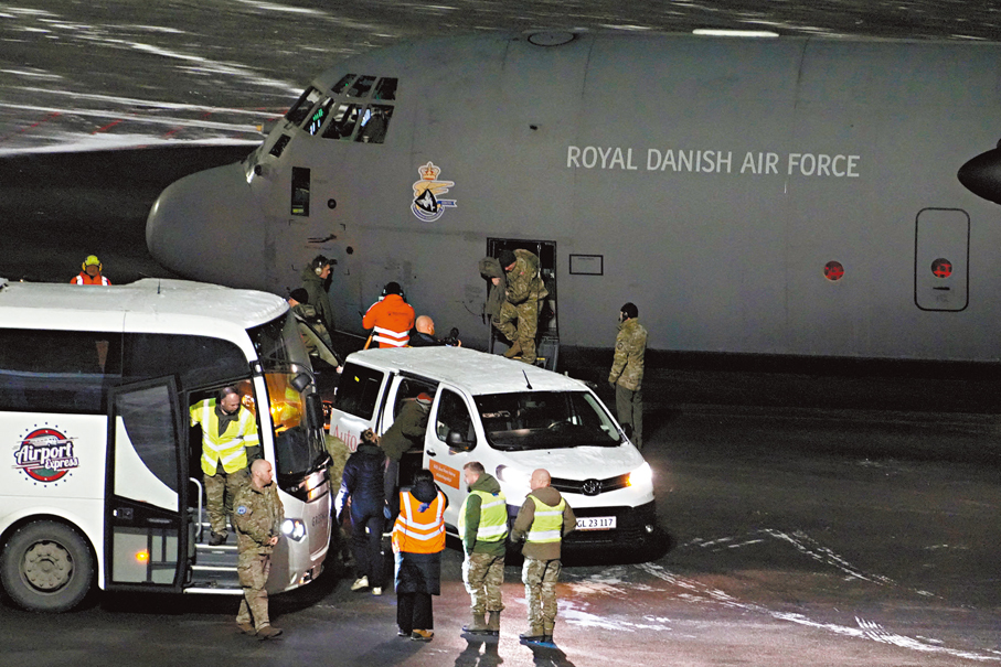 ●格陵蘭舉行「北極耐力行動」。圖為丹麥士兵抵達格陵蘭機場。 路透社