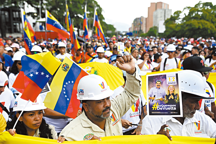●委內瑞拉工人在加拉加斯遊行，要求美國政府釋放馬杜羅。  新華社