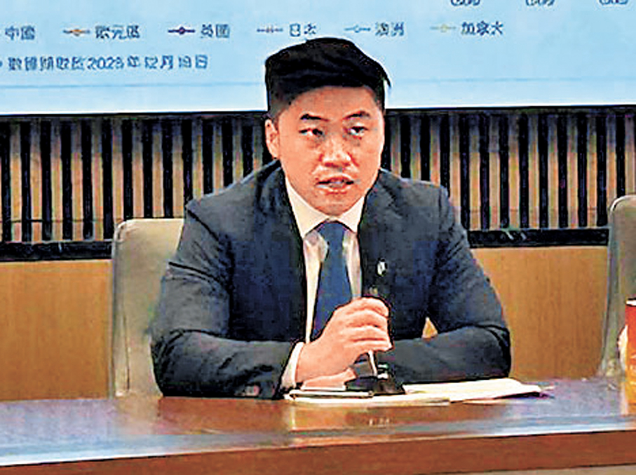 ●東亞銀行吳永強表示，黃金價格現階段值博率較低，建議回落才吸納。  香港文匯報記者莊程敏  攝