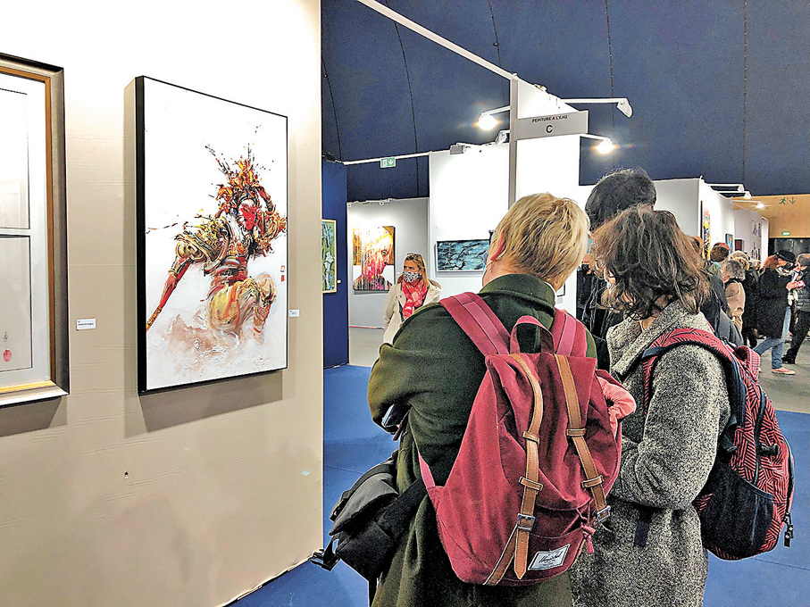 ●鄧宇作品《看我七十二變》入選巴黎大皇宮ART CAPITAL國際沙龍藝術展，吸引外國觀眾欣賞。