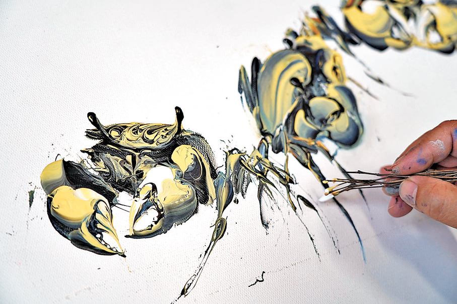 ●螃蟹成為鄧宇新的創作題材。