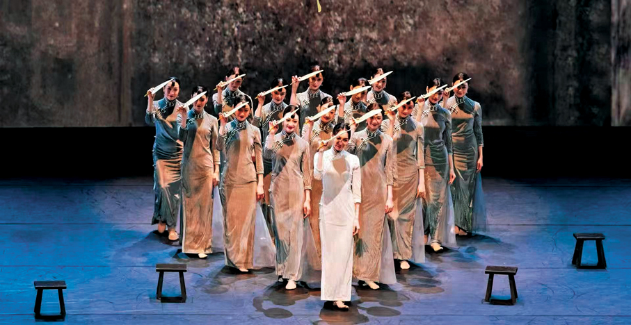 ●朱潔靜（白衣）在第二屆「盛舞之夜」中領銜表演舞劇《永不消逝的電波》經典片段《漁光曲》。 主辦方供圖