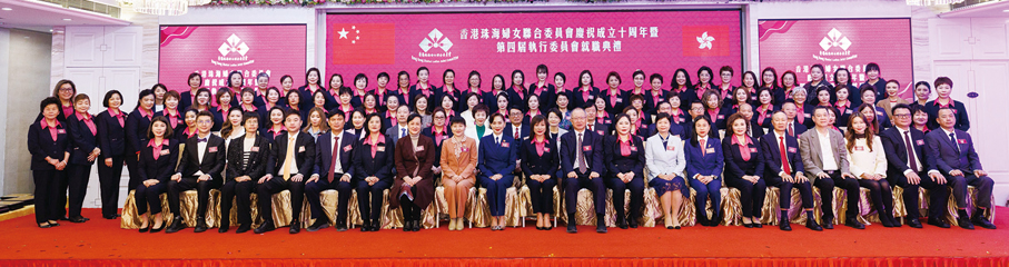 ●主禮嘉賓及新屆執委會成員於慶典上大合照。