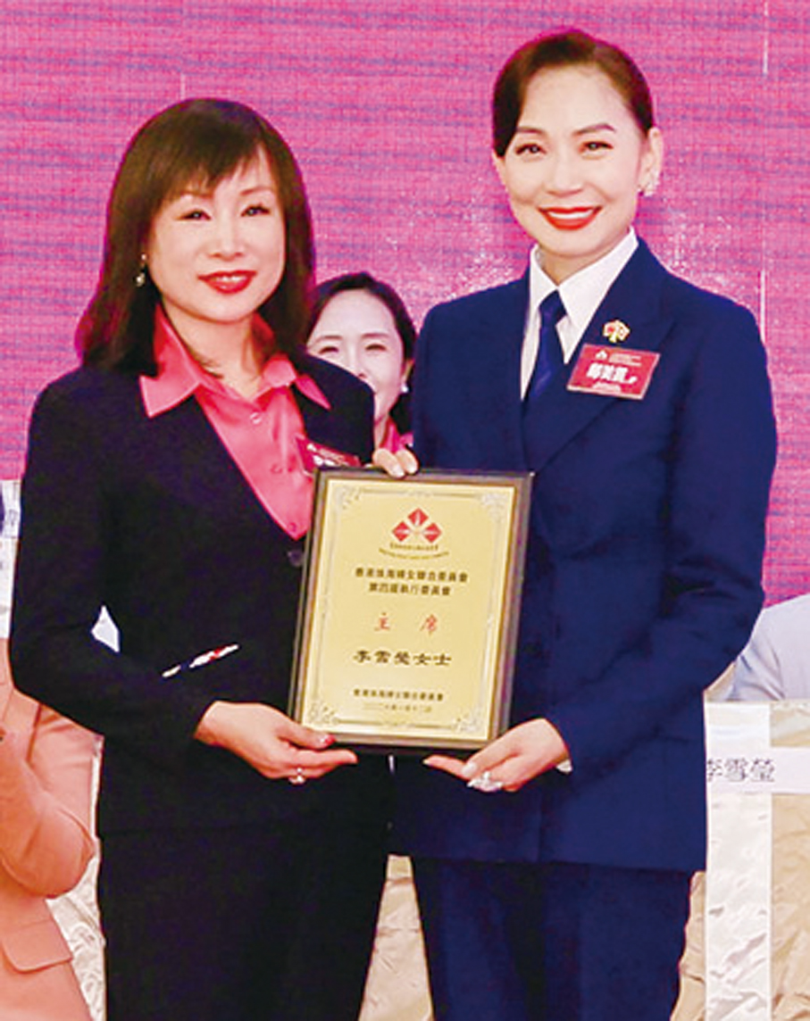 ●鄺美雲（右）頒發委任狀予新屆主席李雪瑩。