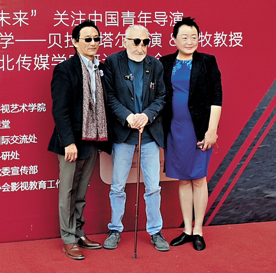 ●貝拉·塔爾（中）、蘇牧（左）與河傳校長李錦雲合影留念。 香港文匯報記者李瑩茵  攝