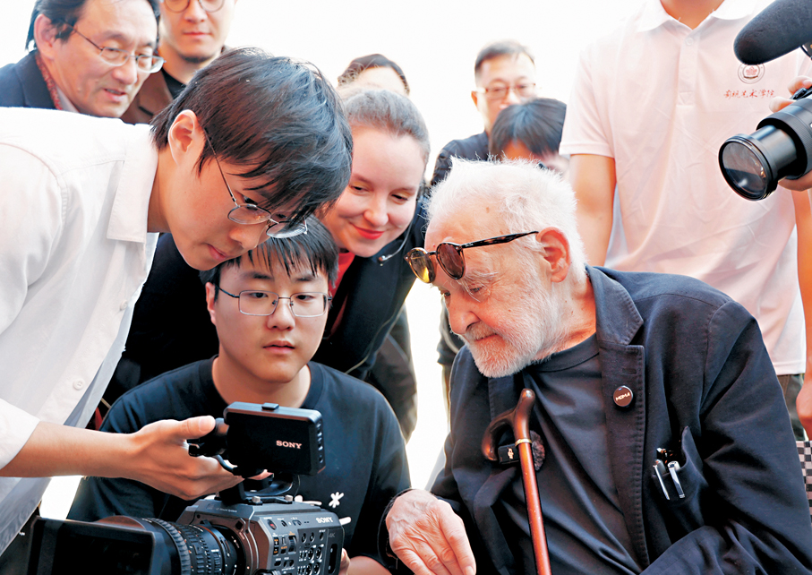 ●貝拉·塔爾向學生講解拍攝要點。 河北傳媒學院供圖