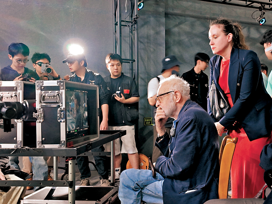 ●貝拉·塔爾凝神觀看學生拍攝。 香港文匯報記者李瑩茵  攝