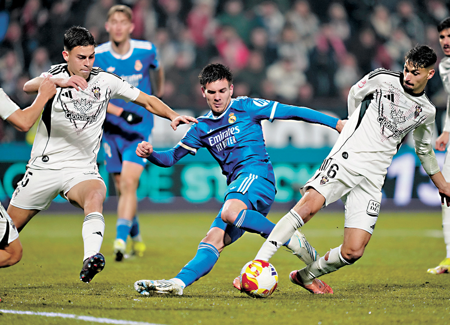 ●皇馬（藍衫）五年來首次在西班牙盃遭低組別球隊淘汰。　　美聯社