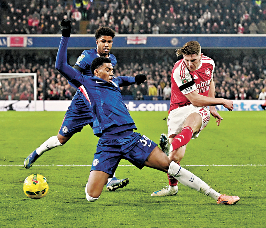 ●貴價中鋒約基利斯（右）破荒建功，洗脫「水貨」污名。 路透社