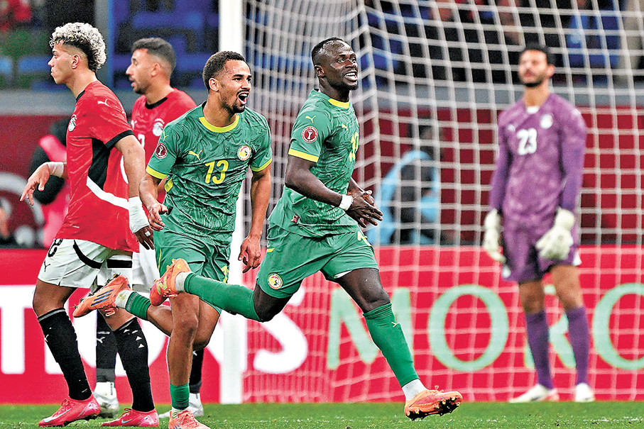 ●沙迪奧文尼（右二）禁區頂建功，率塞內加爾入決賽。 法新社
