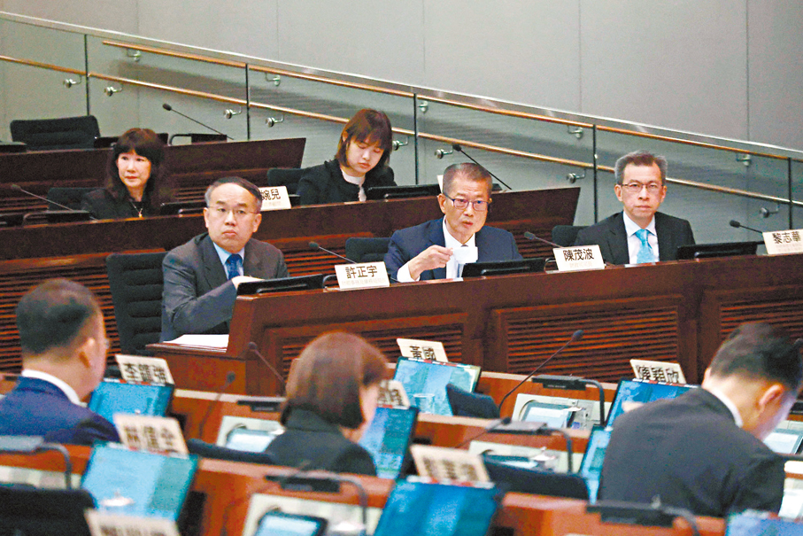 ●財政司司長陳茂波昨日在財委會特別會議上簡報香港整體經濟最新狀況。 香港文匯報記者北山彥  攝