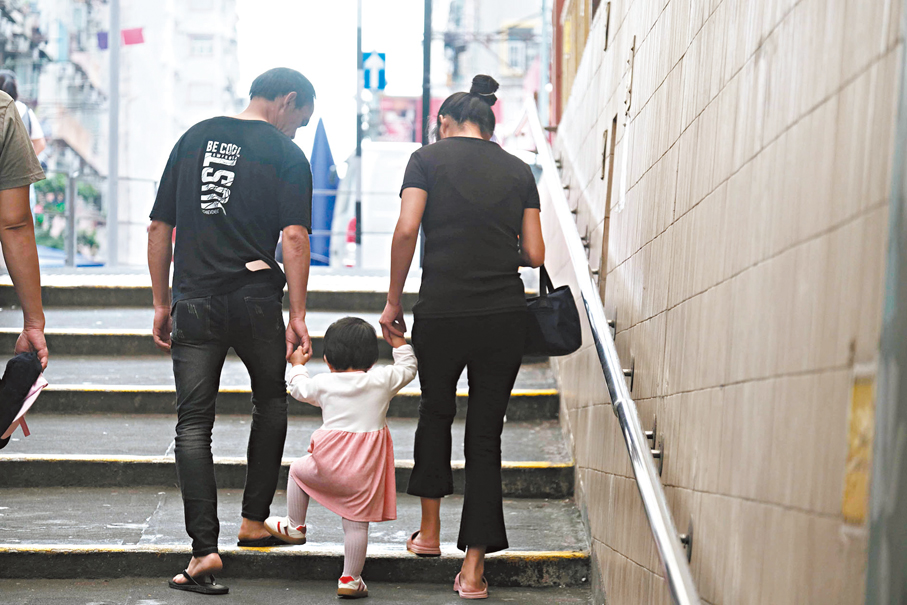 ●議員關注政府進一步加強生育支援力度，建議研究推出「累進式」子女免稅額安排和推出長遠育兒輔助政策。 資料圖片