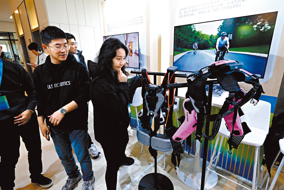 ●現場設置多個攤位，讓與會者了解各項技術的最新應用。香港文匯報記者涂穴  攝