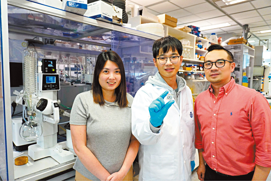 ●常曉明（中）與林彥宏（右）及楊思恩（左）展示最新開發的鈣鈦礦太陽能電池。 港科大圖片