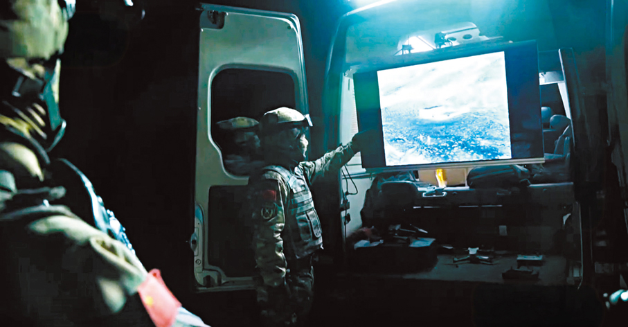 ●無人機通過紅外夜視對目標區域進行持續監視，為指揮決策提供支撐。 央視截圖