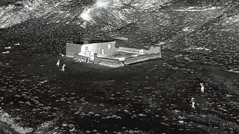 ●無人機視角下的特戰隊員迅捷突擊目標房屋。 央視截圖