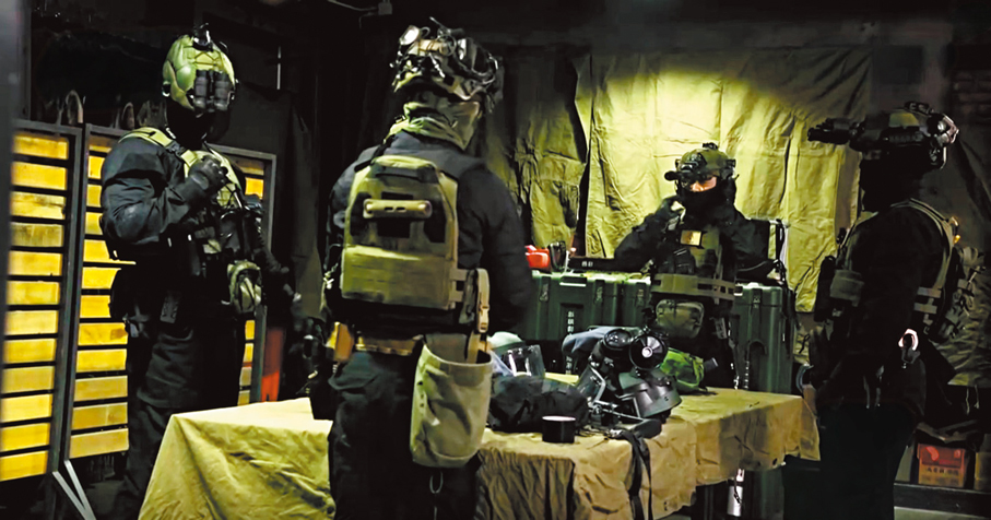 ●特戰隊員配備夜視儀等單兵裝備。 央視截圖