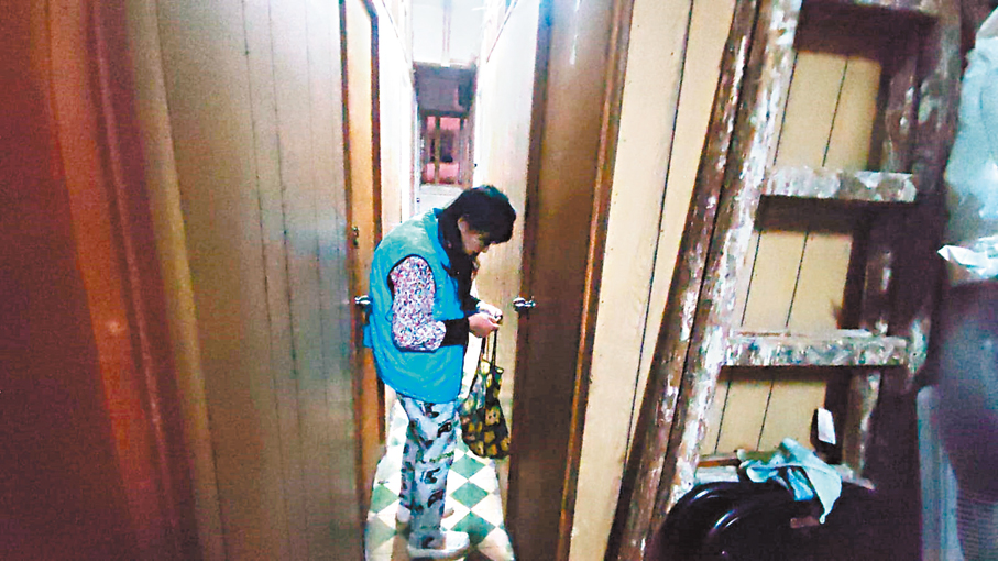 ●笑婆婆已在義華大廈一個劏房單位居住了五年，目前月租逾二千元，僅電費需另行支付。 香港文匯報記者鄺福強  攝