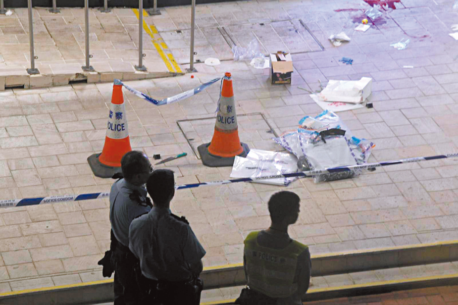 ●開槍案現場前晚遺下一把利刀。 香港文匯報記者鄺福強 攝