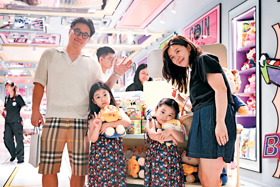 ●韓國遊客在位於上海市南京路步行街的一家潮玩店裏購物。 資料圖片