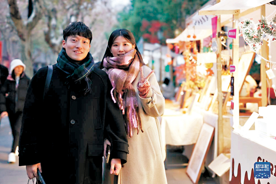 ●韓國情侶在上海新天地附近合影。 新華社