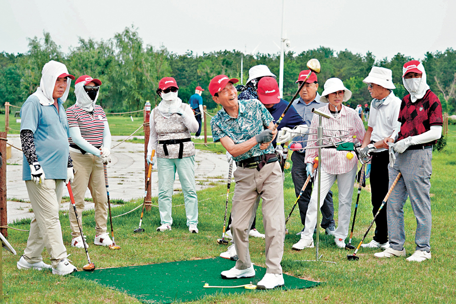 ●韓國遊客在山東威海打健步球。 香港文匯報山東傳真