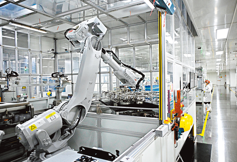 ●中國海信電視新晉全球「燈塔工廠」，成為全球電視行業首家獲此殊榮企業。圖為工業機器人在海信視像青島工廠智能裝配線上忙碌。 新華社