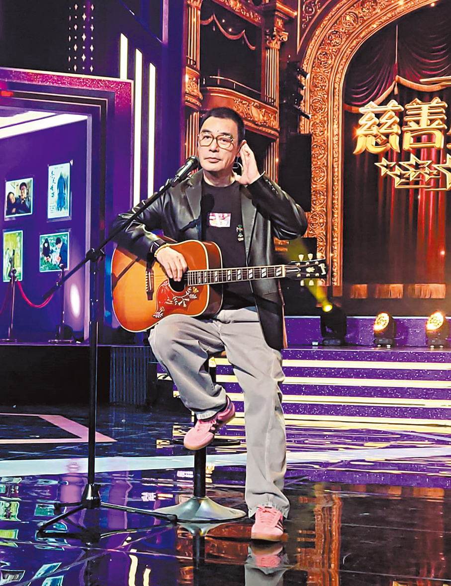 ●鍾鎮濤自彈自唱展歌喉。  香港文匯報記者梁靜儀  攝