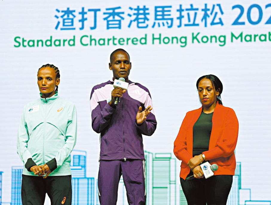 ●魯托（中）和希塔耶（左）在記招上分享心情。