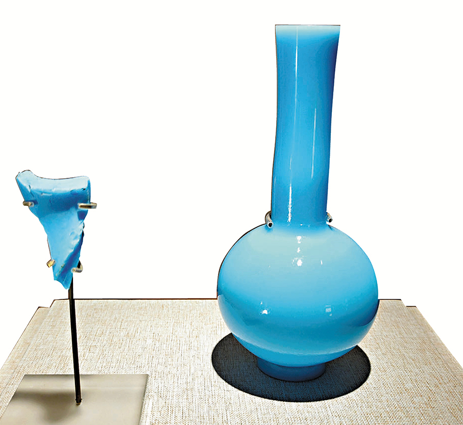 ●故宮造辦處舊址出土的天藍玻璃殘片（左）與故宮院藏清代天藍玻璃天球瓶。