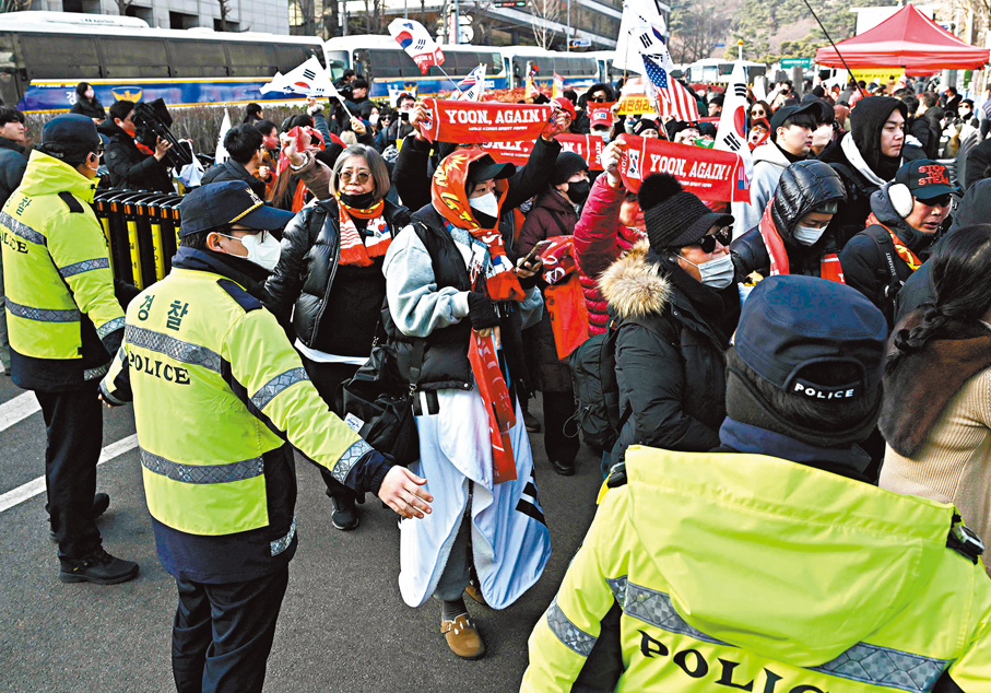 ●尹錫悅支持者在法院外抗議。 法新社