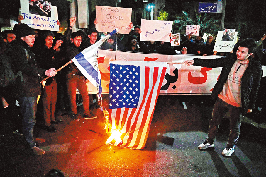 ●伊朗民眾在英國大使館前焚燒美國及以色列國旗。 美聯社