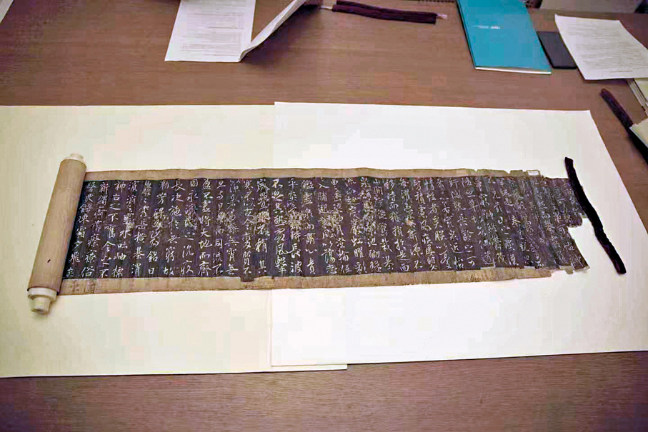 ●法國所藏的敦煌文物具較高學術價值。圖為收藏在法國國家圖書館的《溫泉銘》敦煌抄本。 作者供圖