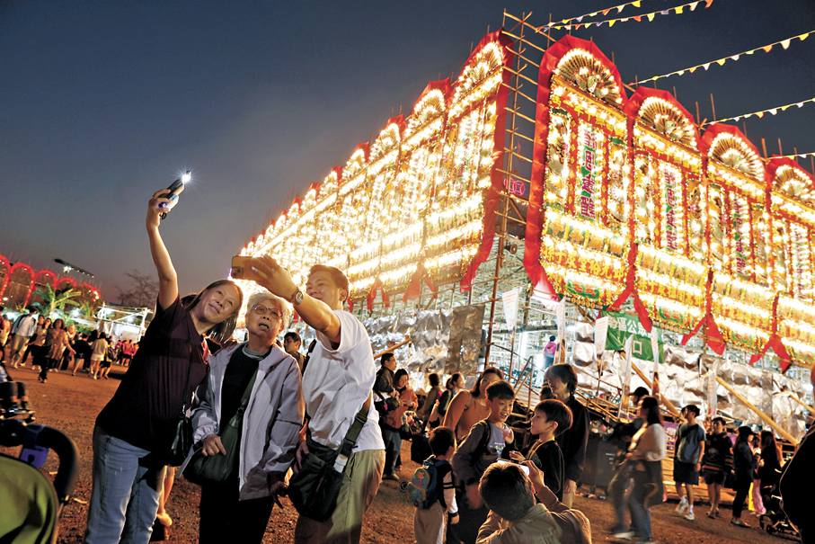 ●竹棚結構宏偉，吸引不少人打卡。 香港文匯報記者萬霜靈  攝