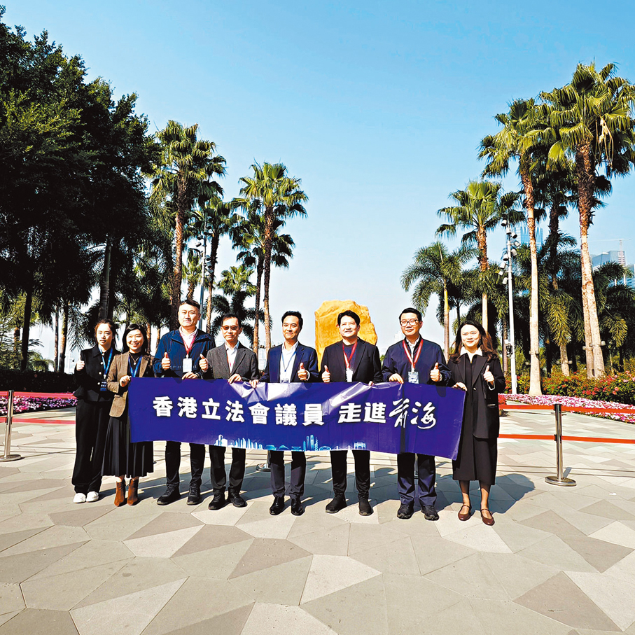 ●多名議員在前海石公園合影。香港文匯報記者毛麗娟  攝