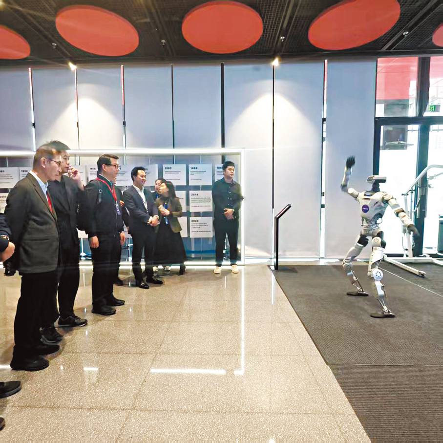 ●議員在前海5號樓欣賞機器人表演武術。 香港文匯報記者毛麗娟  攝