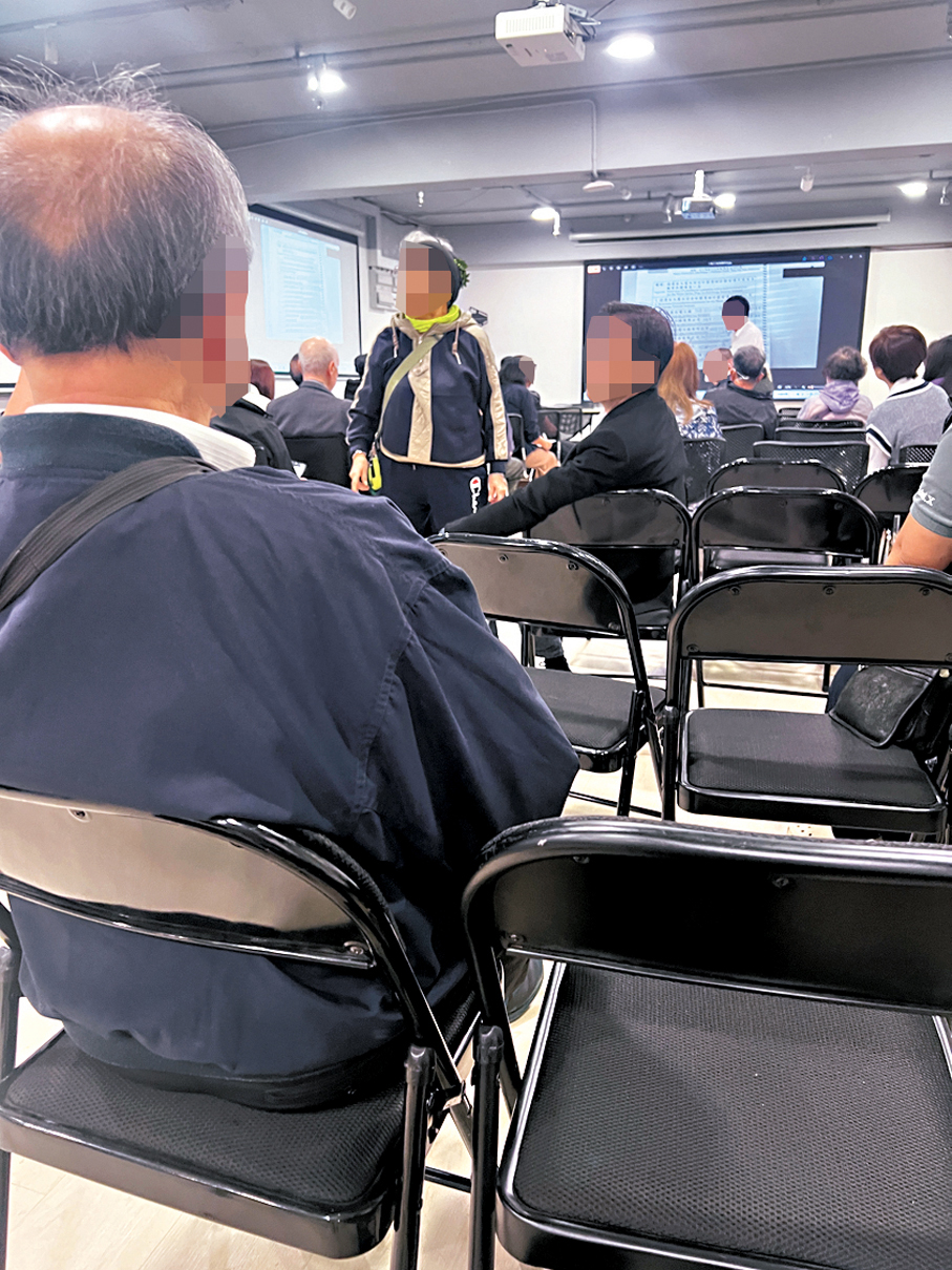 ●圖為去年12月尖沙咀一幢舊樓的業主大會上，有業主質疑投票結果。 資料圖片